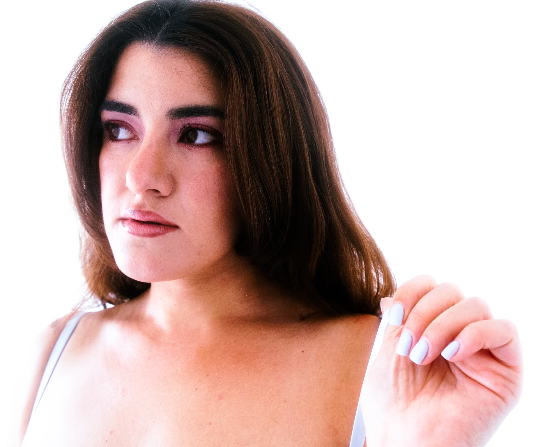Leeza Maroe adjusting her strap in bright light